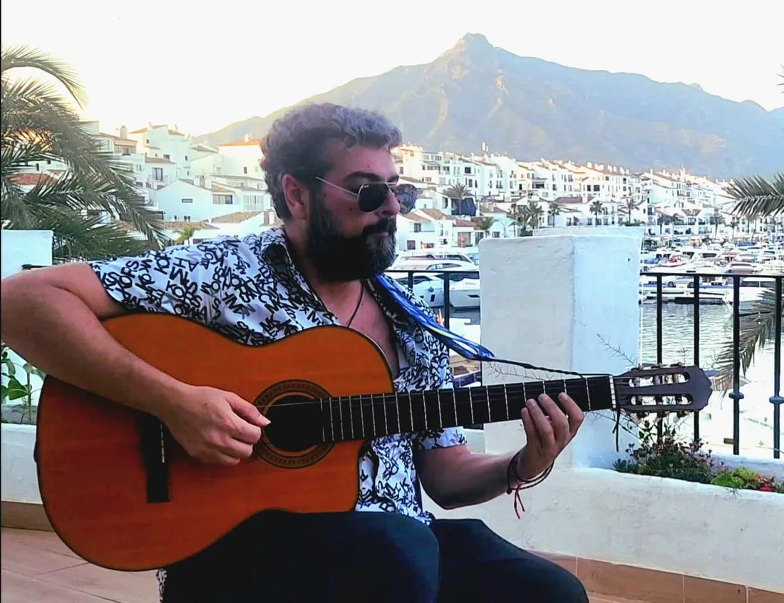 Faba con su guitarra en la Costa del Sol, España