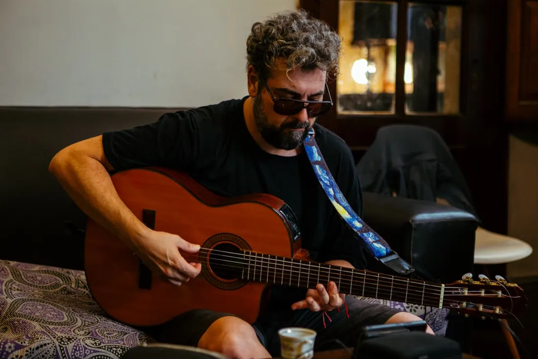 Faba tocando la guitarra criolla, en un momento íntimo